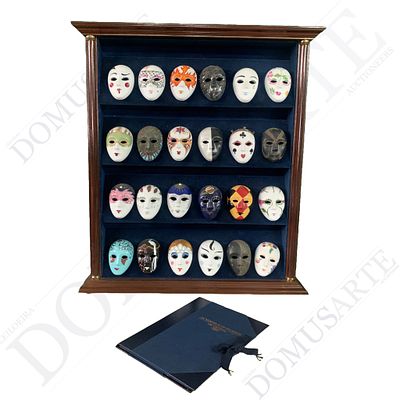 Colec&ccedil;&atilde;o de mascaras Philae. 24 M&aacute;scaras de porcelana / biskuit, pintadas &agrave; m&atilde;o "As Noites e os 