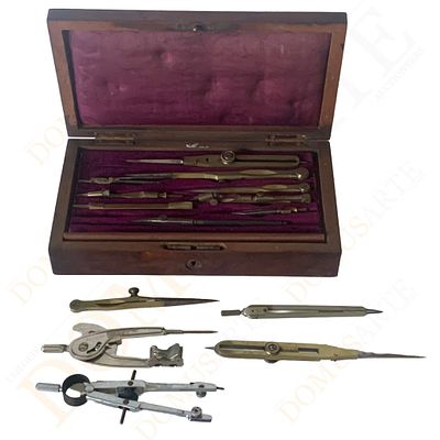 Conjunto de escrit&oacute;rio. Caixa em madeira , interior forrada a tecido, contendo conjunto de 