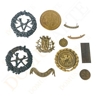 Conjunto de ins&iacute;gnias e medalhas militares. em metal, de diferentes formatos e &eacute;pocas, incluindo 