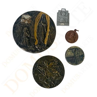 Conjunto de medalhas e placas religiosas. em metal, de diferentes formatos e tamanhos, com 