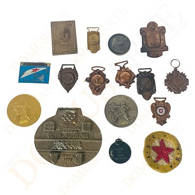 Conjunto de medalhas, ins&iacute;gnias e emblemas em metal e tecido. em metal e tecido, de diferentes 