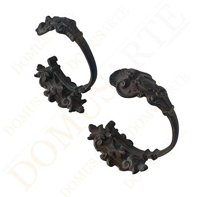 Conjunto de suportes de cortinado. metal, decora&ccedil;&atilde;o relevada, s&eacute;c XIX/XX, com sinais de uso e 