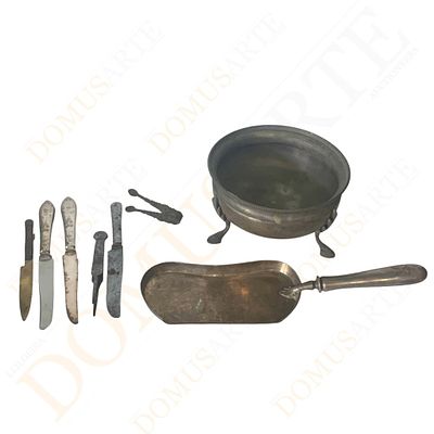 Conjunto de utens&iacute;lios antigos. lote composto por p&aacute; de migalhas "Lloyd Sabaudo" , em casquinha 