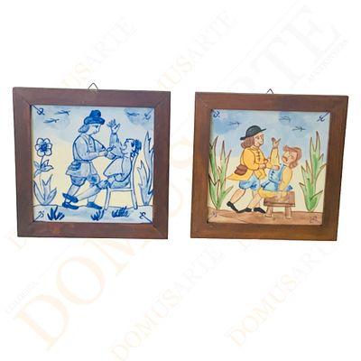 Dois Azulejos. decora&ccedil;&atilde;o policromada, pintados &agrave; m&atilde;o, com moldura de madeira, s&eacute;c XX, com sinais 