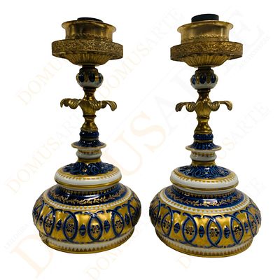 Dois candeeiros " Sevres". base em porcelana de Sevres, marcados, pintados &agrave; m&atilde;o, decora&ccedil;&atilde;o azul 