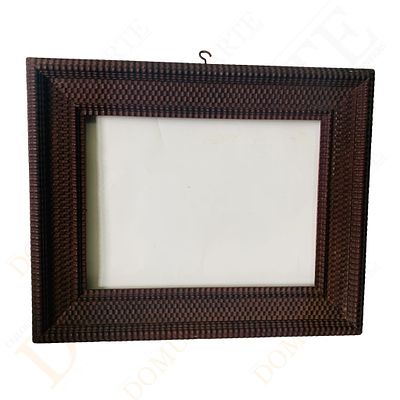 Grande moldura em pau santo. Pau-santo com decora&ccedil;&atilde;o “tremidos” em relevo, de formato retangular 