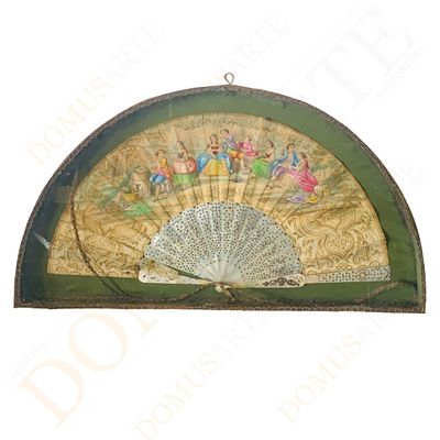 Leque. dentro de caixa expositor, pintura sobre seda, varetas de madrep&eacute;rola vazadas, decora&ccedil;&atilde;o 