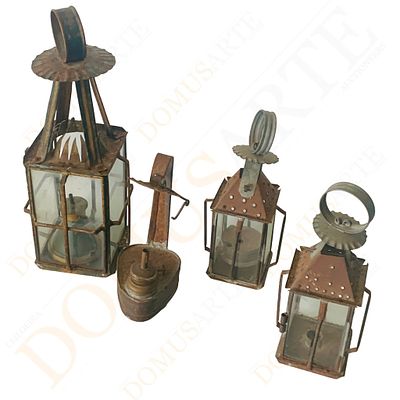 Lote de Lanternas. em metal, com pain&eacute;is de vidro e suportes superiores em argola, acompanhadas 