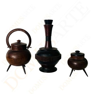 Lote de objectos em madeira. madeira torneada, com diferentes formatos e elementos decorativos 