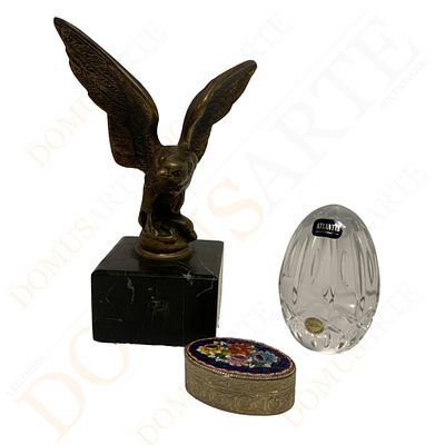 Lote de objetos decorativos. escultura em bronze &Aacute;guia" sobre base em m&aacute;rmore, caixa de 