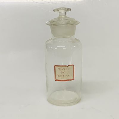 Frasco antigo de Farm&aacute;cia. em vidro soprado, s&eacute;c XIX, portugu&ecirc;s, com sinais de uso. Dim.:24 cm 