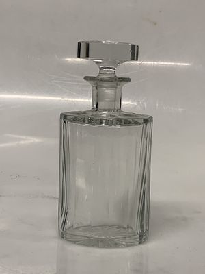 Garrafa em cristal. cristal biselado, formato oval, com tampa, s&eacute;c XX, portuguesa. Dim.: 22,5 cm 