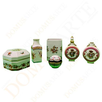 Lote de porcelana (6). lote composto por dois frascos brasonados, caixa Vista Alegre decora&ccedil;&atilde;o 