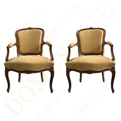 Par de fauteuils. em madeira entalhada, de inspira&ccedil;&atilde;o Lu&iacute;s XV, com bra&ccedil;os abertos, pernas 