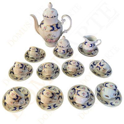 Servi&ccedil;o de Caf&eacute; Depose (9). em porcelana marcada, decora&ccedil;&atilde;o policromada, composto por 9 ch&aacute;venas 