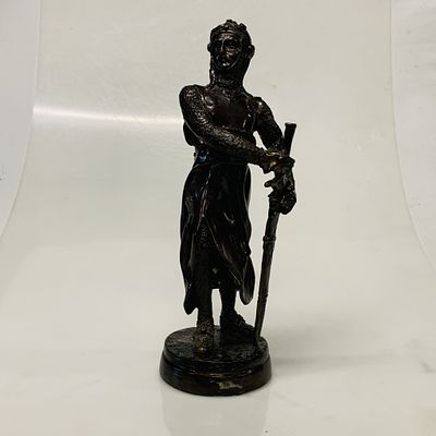 Escultura. em liga met&aacute;lica, representando figura masculina com traje e armadura medieval 