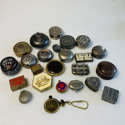 Lote de Bibelots. em diversos materiais e formatos, s&eacute;c XIX/XX, com sinais de uso desgastes 