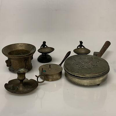 Lote de objectos decorativos. em bronze e outros materiais, duas pequenas escultura, almofariz 