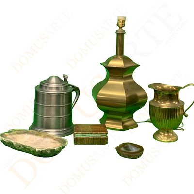 Lote de objectos decorativos, Candeeiros, Jarro, caixa. em diversos metais e pedras, composto 
