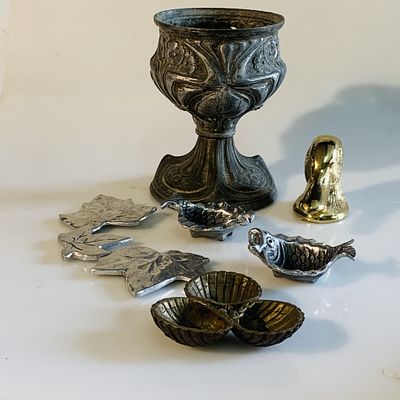 Lote de objectos em metal. em metal, com decora&ccedil;&atilde;o relevada de motivos vegetalistas, Art Nouveau 