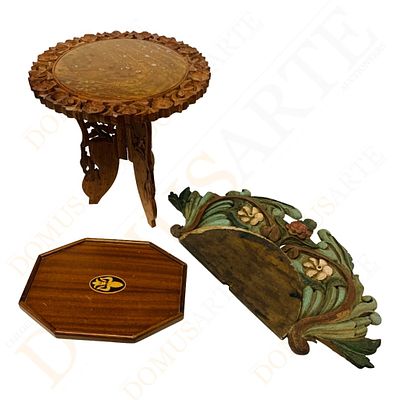 Lote de pe&ccedil;as em madeira decorativas (3). em madeira entalhada, com decora&ccedil;&atilde;o policromada 