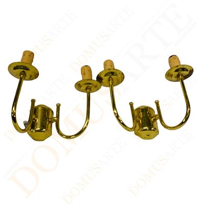 Par de apliques de dois lumes. em metal dourado, dois bra&ccedil;os cada, Europeus, s&eacute;c. XX, com sinais 