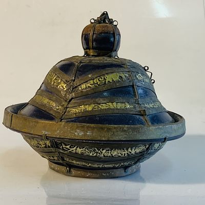 Ta&ccedil;a com tampa oriental. em barro pintado, com apliques em lat&atilde;o, s&eacute;c XX, possivelmente Marrocos 