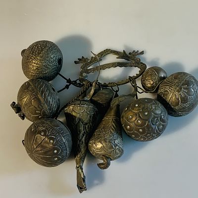 Balangand&atilde;. metal, decora&ccedil;&atilde;o relevada, brasileiro, s&eacute;c. XX, pequenas faltas e defeitos Dim..24 
