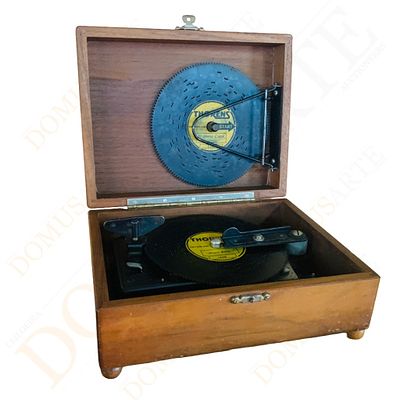 Caixa de m&uacute;sica mec&acirc;nica su&iacute;&ccedil;a da marca Thorens. em madeira, equipada com discos met&aacute;licos 