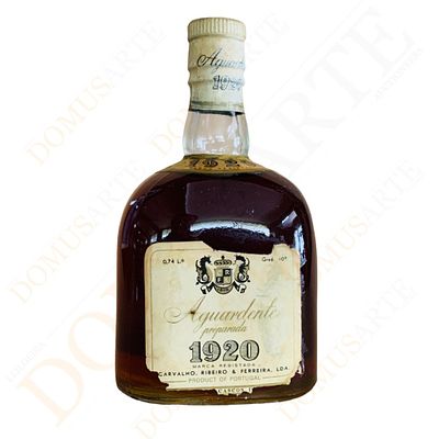 Aguardente V&iacute;nica 1920 "quadrada". Carvalho, Ribeiro &Ferreira Ld&ordf;74cl 40 % vol.