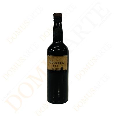 Cunha APC Madeira . Garrafa de vinho Madeira "Cunha A.P.C.", 75 cl, com rolha possivelmente 