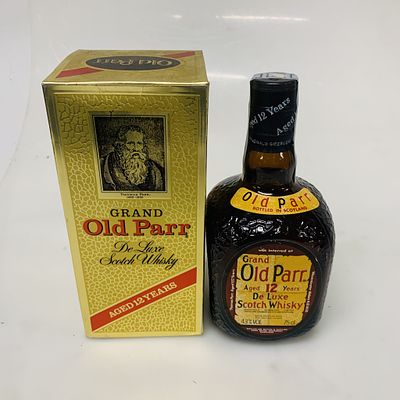 Grand Old Parr De Luxe. Scotch Whisky 12 Years. Garrafa com caixa original. Teor alco&oacute;lico: 43% 