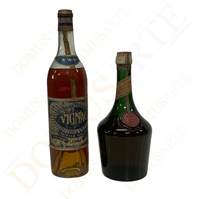 Lote de garrafas de licores e outros. Lote composto por 2 garrafas de bebidas alco&oacute;licas. Uma 