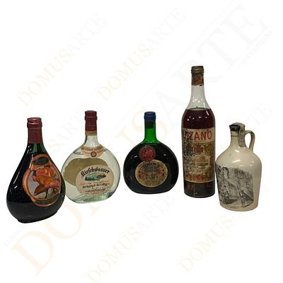 Lote de Garrafas diversas (5). Lote composto por 5 garrafas diversas de bebidas alco&oacute;licas 