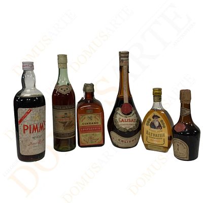 Lote de Garrafas diversas garrafas. Conjunto de 5 garrafas diversas composto porCinzano, Pimm&acute;s 