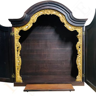 Orat&oacute;rio. em pau‑santo e outras madeiras, com interior entalhado e dourado, portas laterais e 