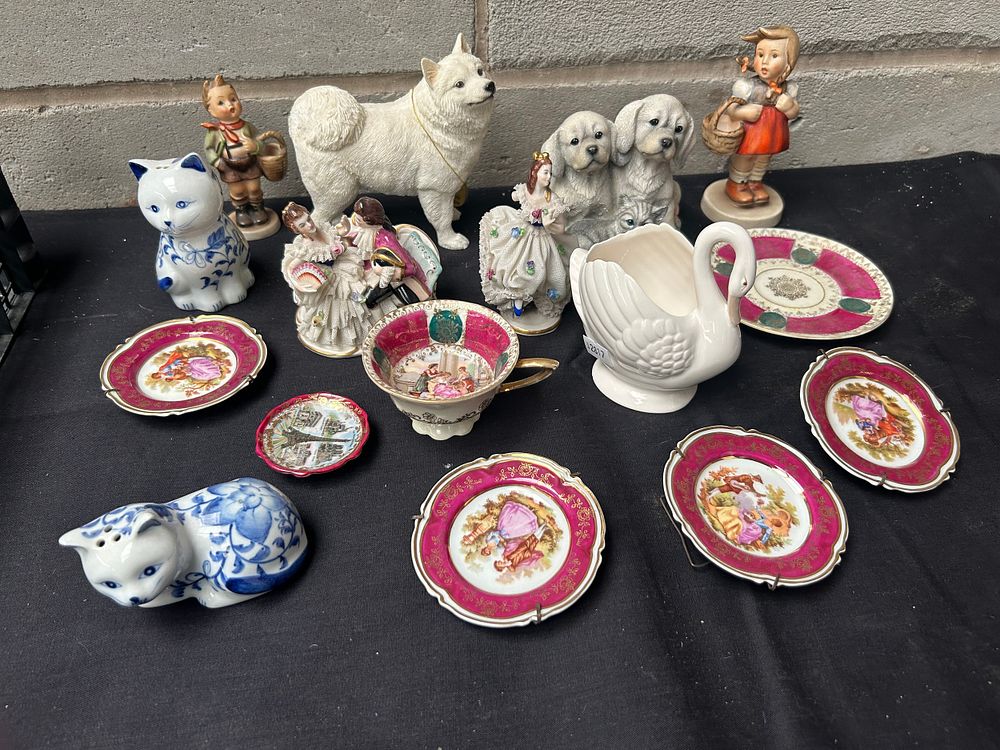 Lot 135: Variety Of Ceramic Figures Etc Plus Leonardo Collections...