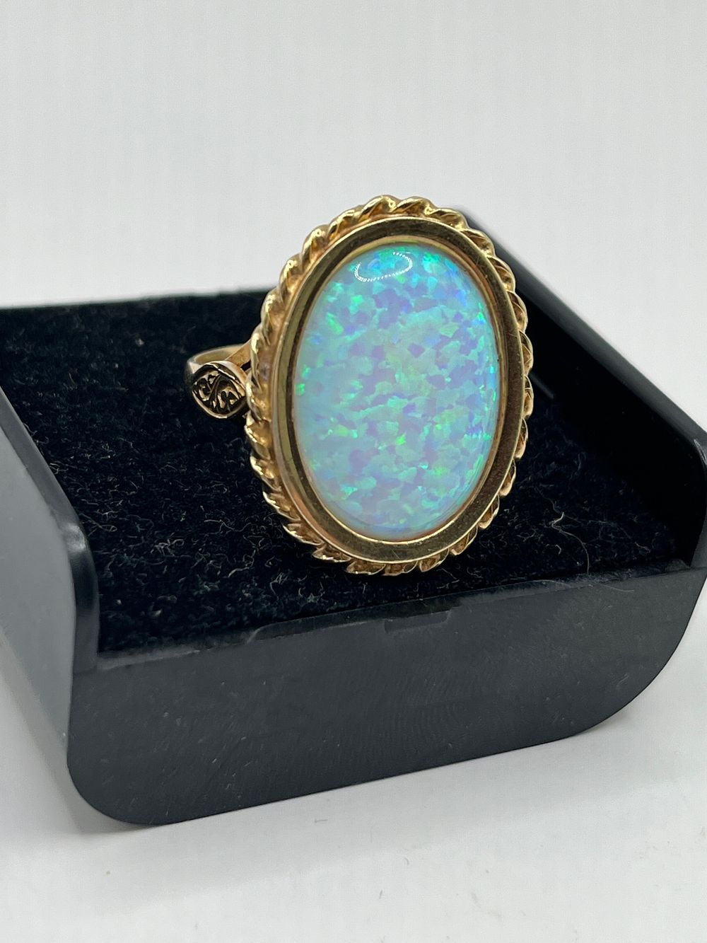 Lot 190: Stunning 9ct Gold Ring With Opal Centre, Size...