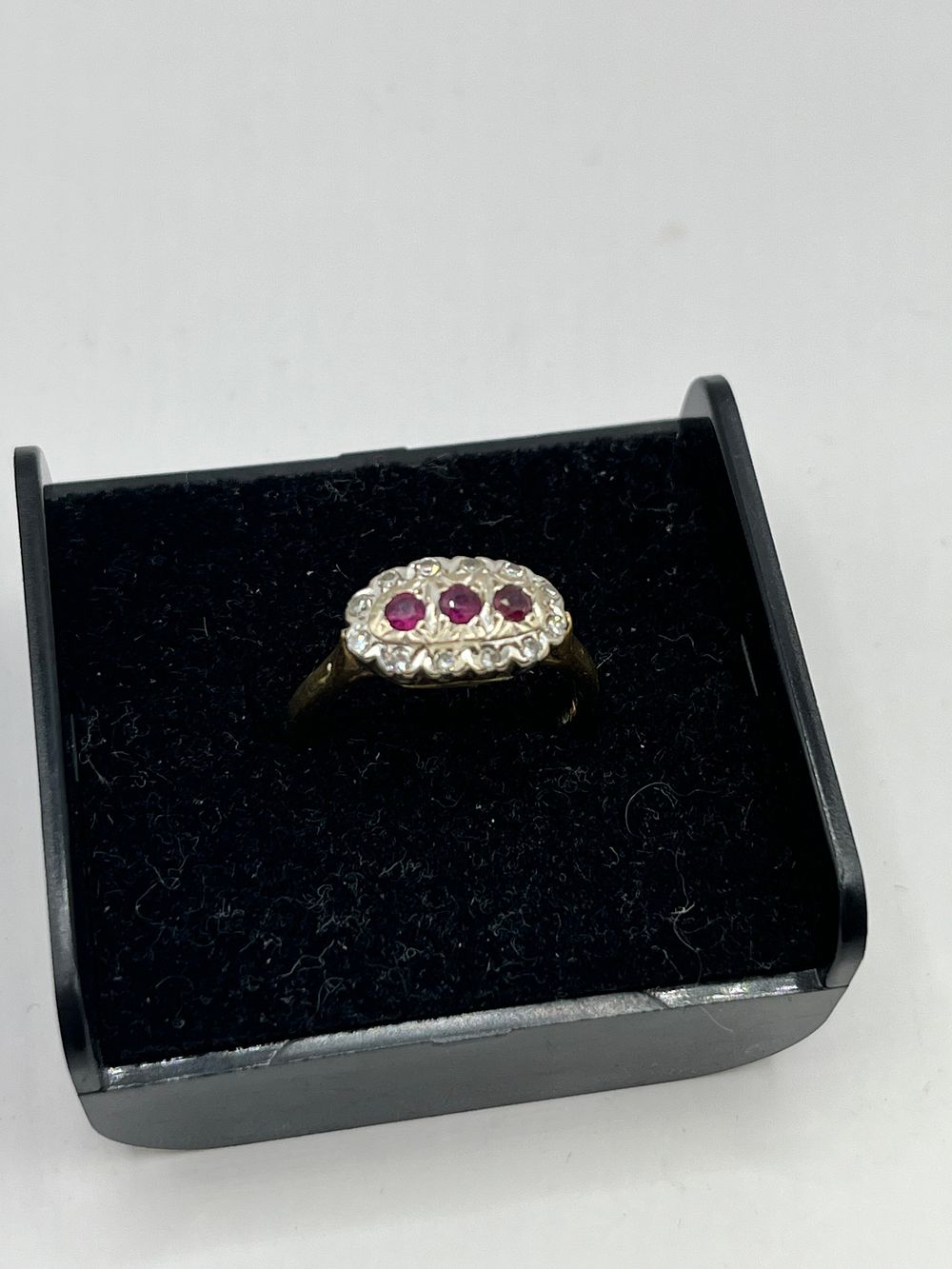 Lot 193: 18ct Gold Ring With Red Stones Size M...