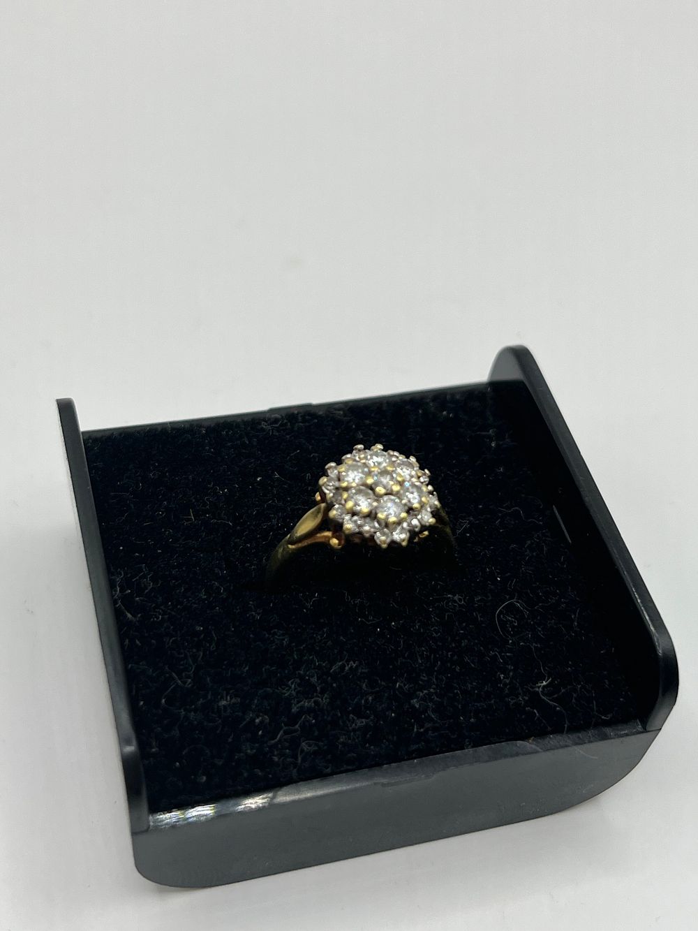 Lot 194: 18ct Gold Cluster Ring Size J, 2.6g.