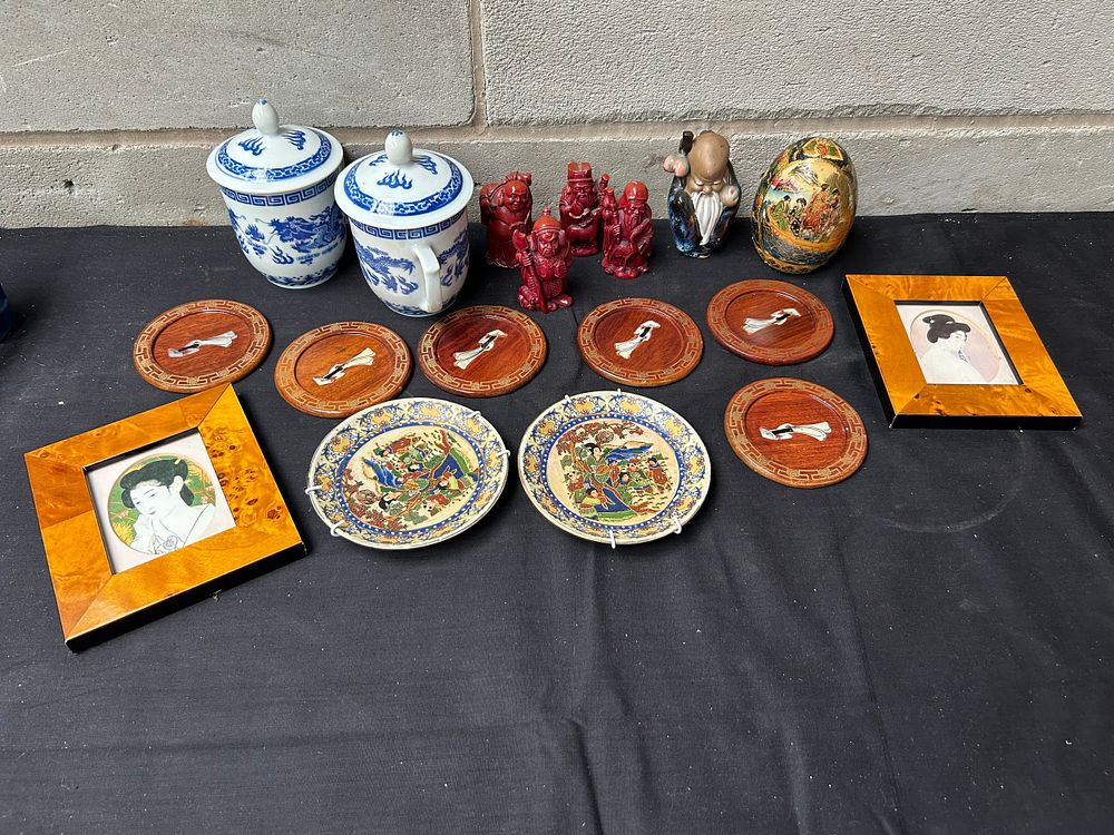 Lot 323: Tray Containing Variety Of Oriental Items.