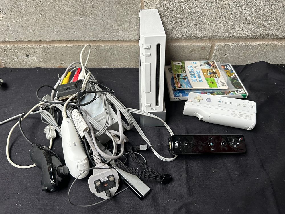 Lot 338: Nintendo Wii Plus Games.