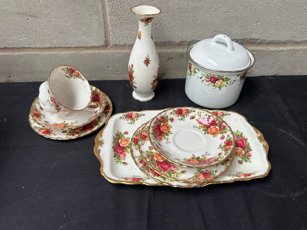 Lot 345: Mixed Lot Including Royal Albert Old Country Roses...
