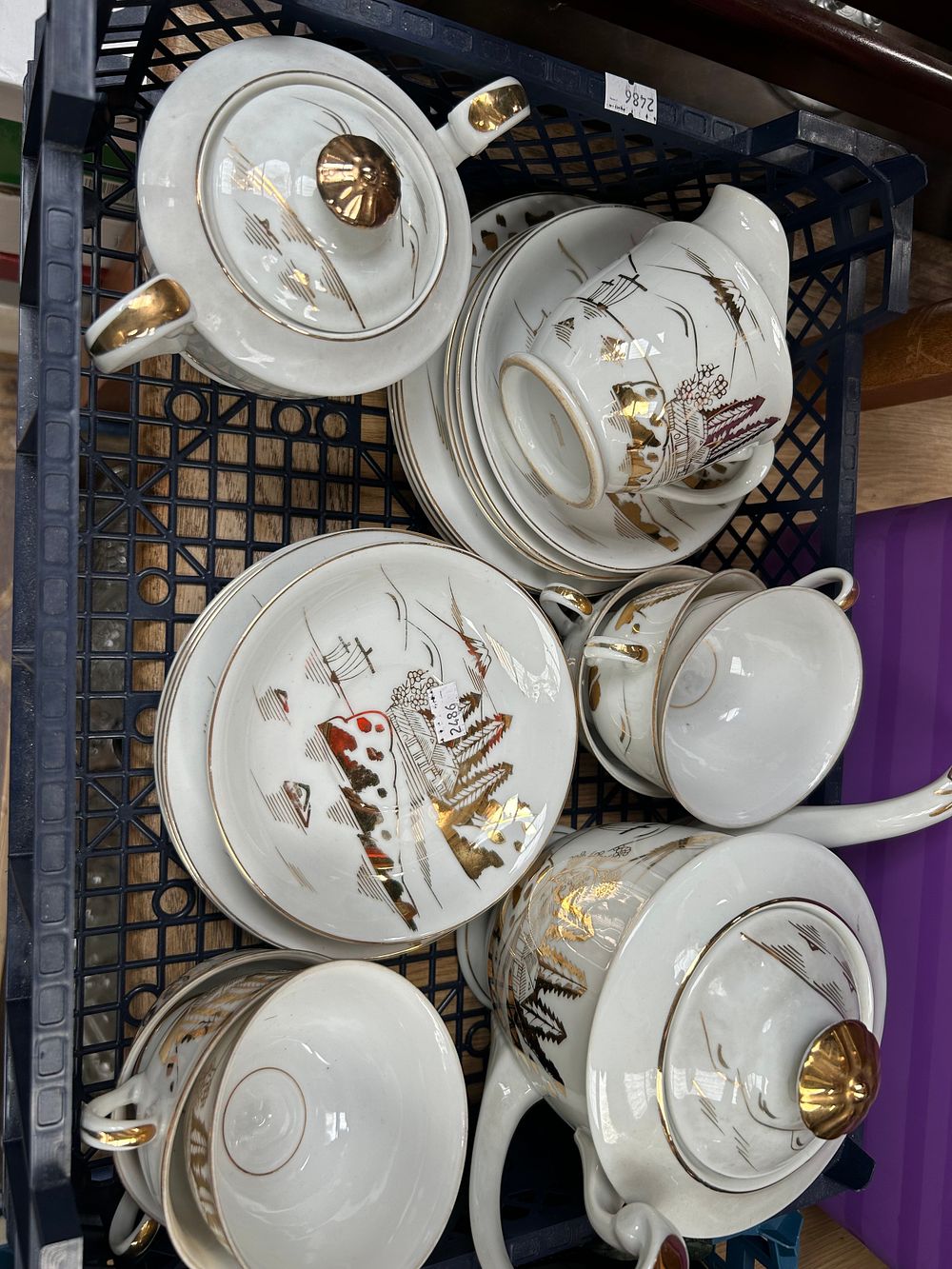 Lot 346: Kutani Tea Set (21 Pieces).