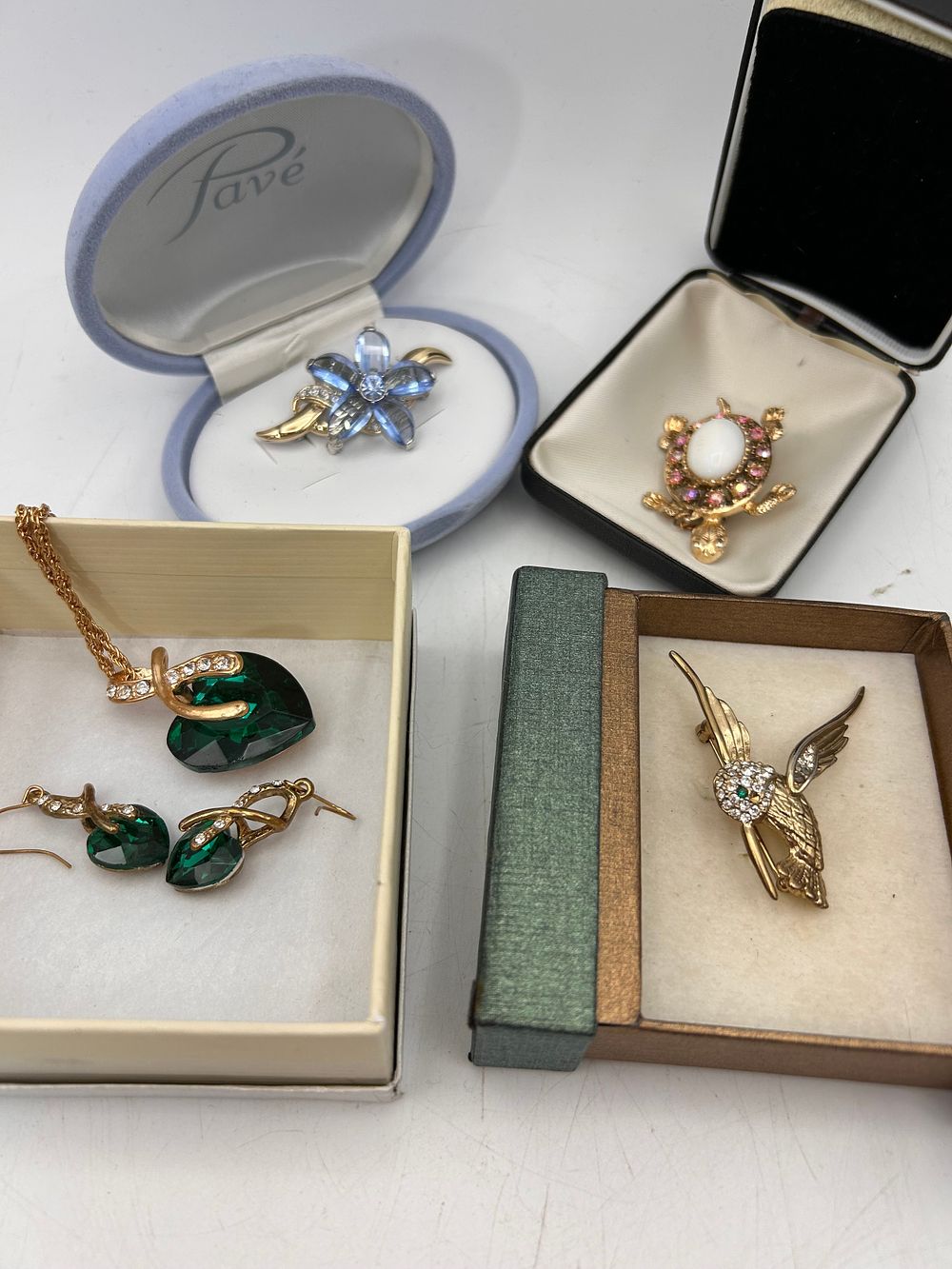 Lot 414: Collection Of Brooches And Costume Jewellery.