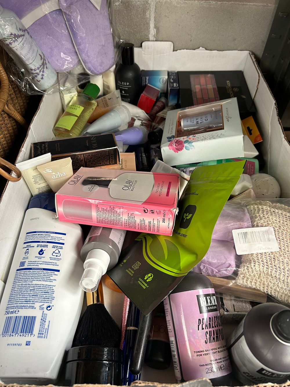 Lot 509: Tray Of Various Beauty Products And Makeup.