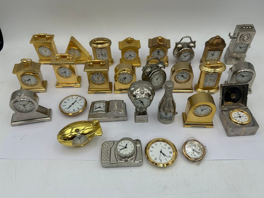 Lot 252: Large Variety Of Miniature Quartz Clocks.