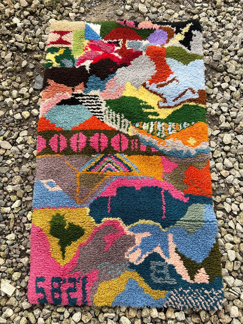 Lot 256: Colourful Handmade Wool Rug 46" x 26".