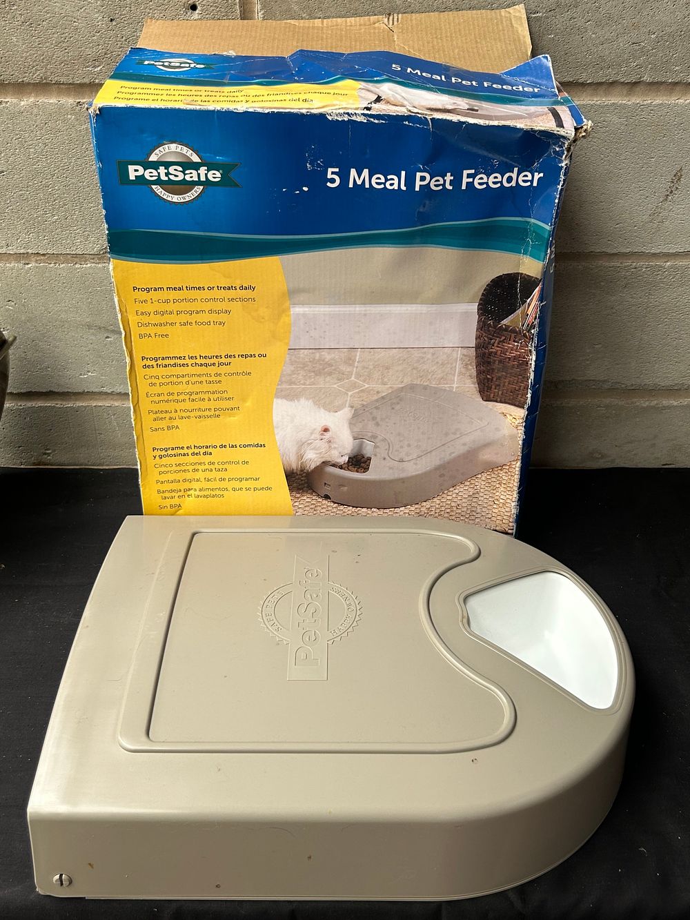 Lot 266: Pet Safe 5 Meal Pet Feeder.