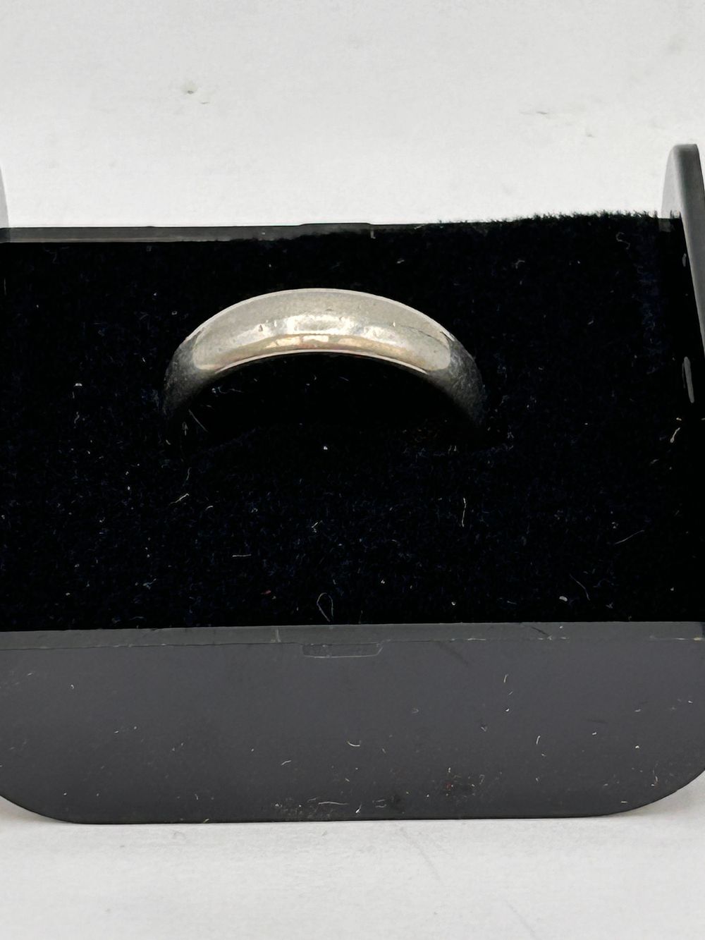 Lot 319: Plain Platinum Band 5.9g Size M